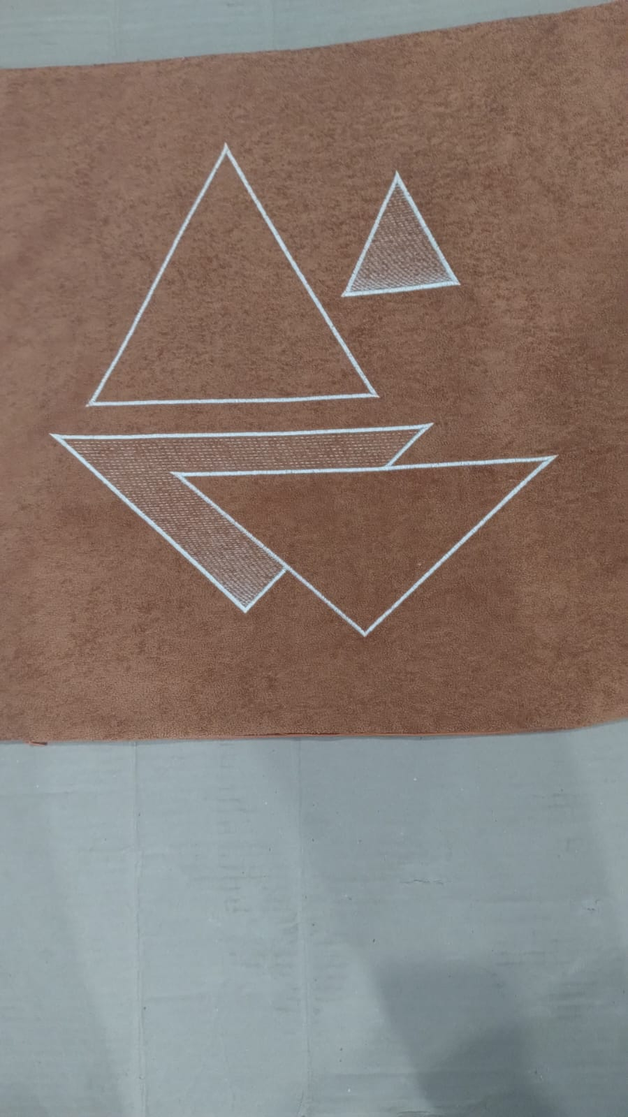 ST31 CAPA ALMOFADA TRIANGULO 50X50 TERRACOTA
