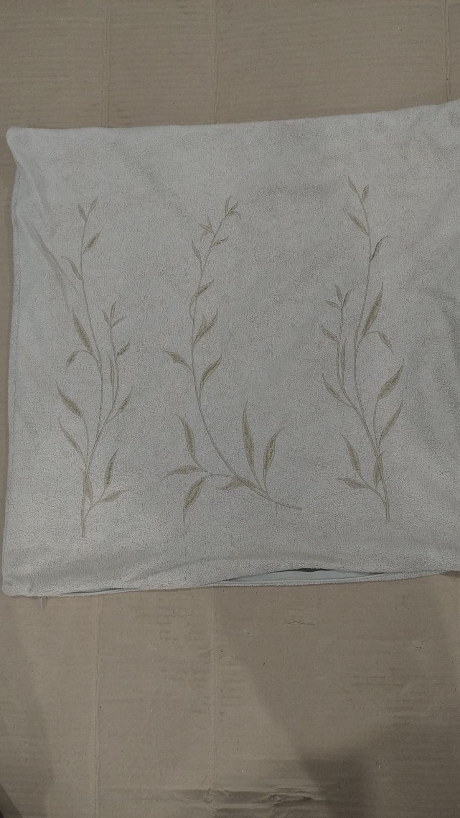 ST94 CAPA ALMOFADA FOLHAS 50X50 BEGE