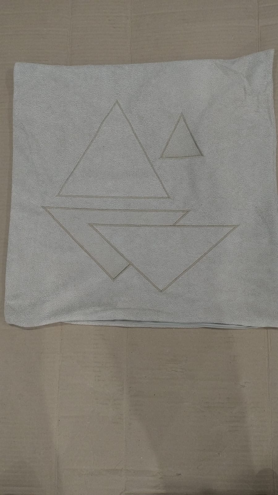 ST91 CAPA ALMOFADA TRIANGULO 50X50 BEGE